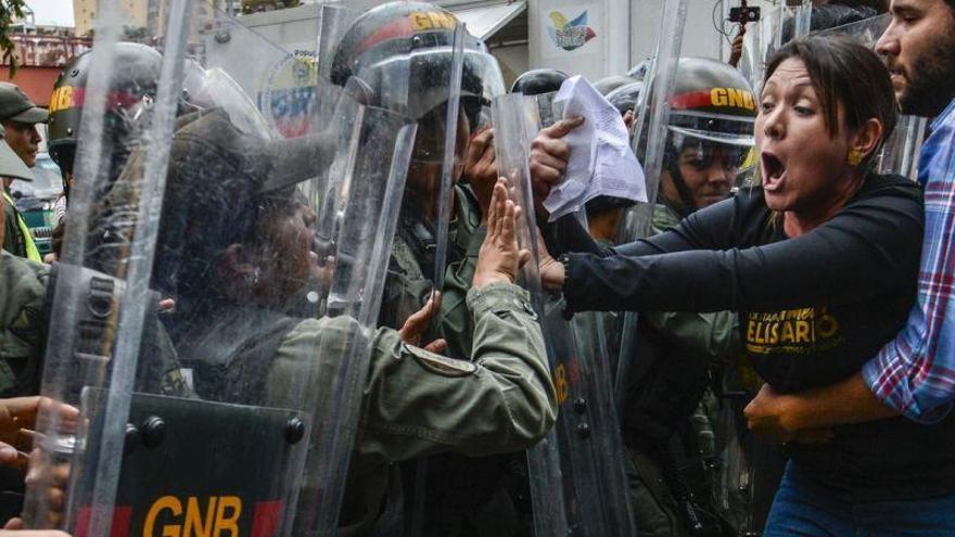 Primeras protestas en Venezuela tras el &quot;golpe de Estado&quot; del chavismo