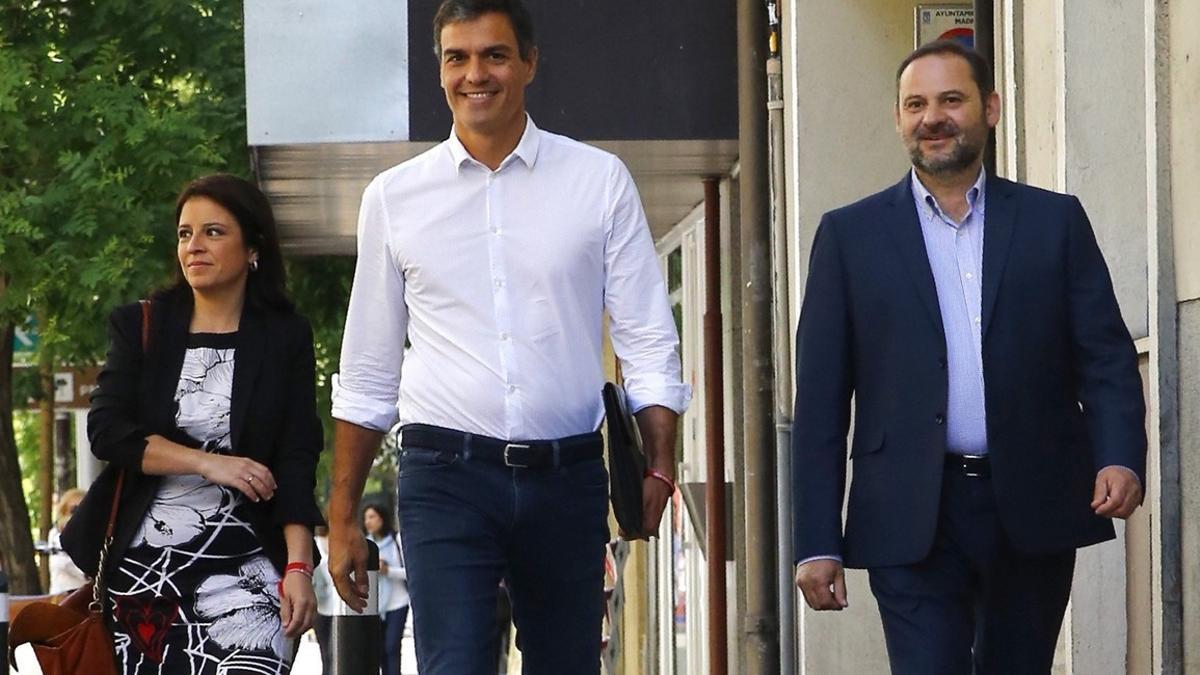 Pedro Sánchez, acompañado de Adriana Lastra y José Luis Ábalos, a su llegada este miércoles a la sede del PSOE.