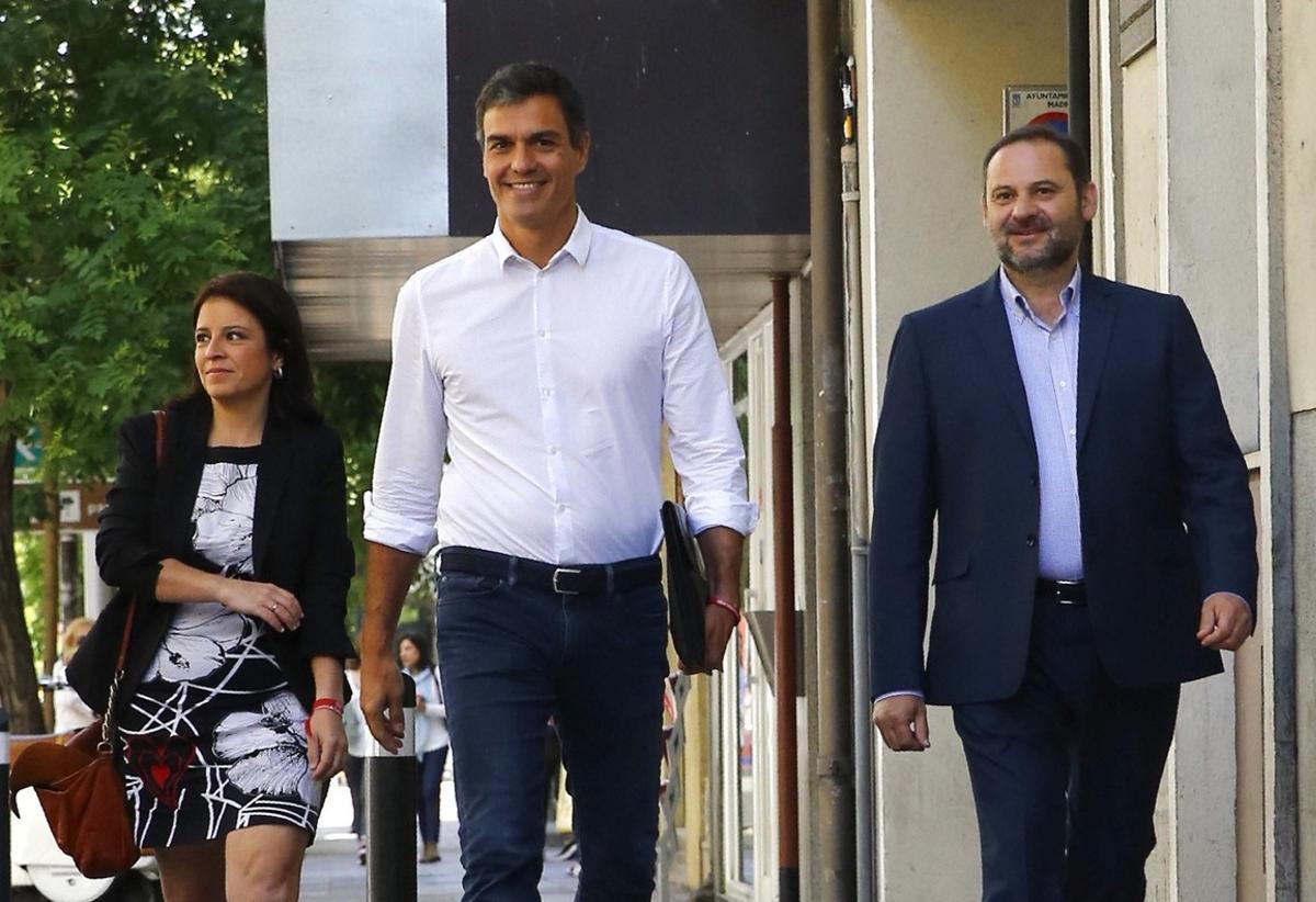 Sánchez s'inclina per abstenir-se en la moció de Podem i dubta què fer amb els barons