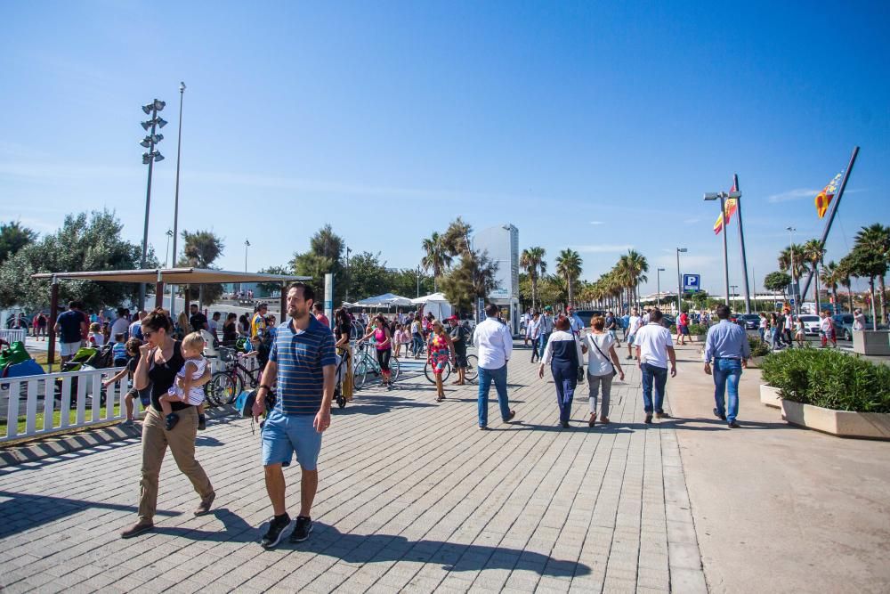 Ambiente festivo en la Marina y las playas por el Día del Pilar