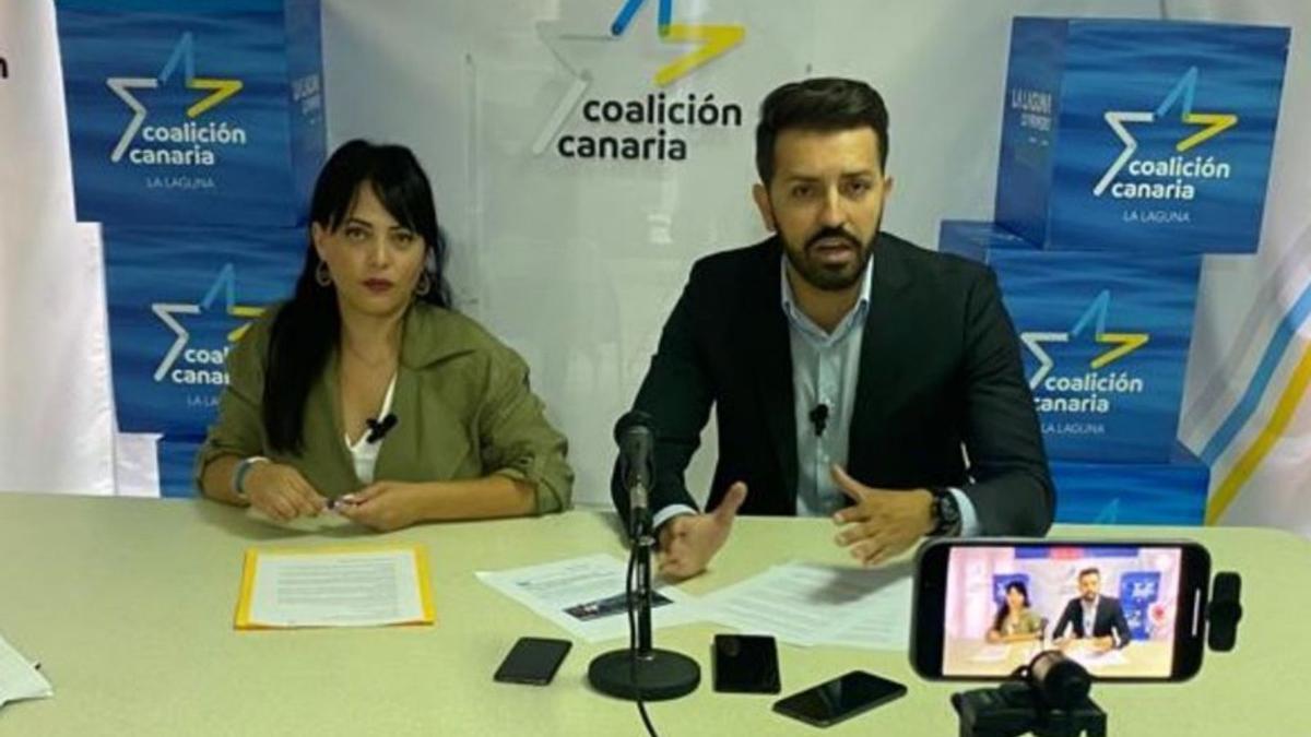 Estefanía Díaz y Jonathan Domínguez, ayer en rueda de prensa.