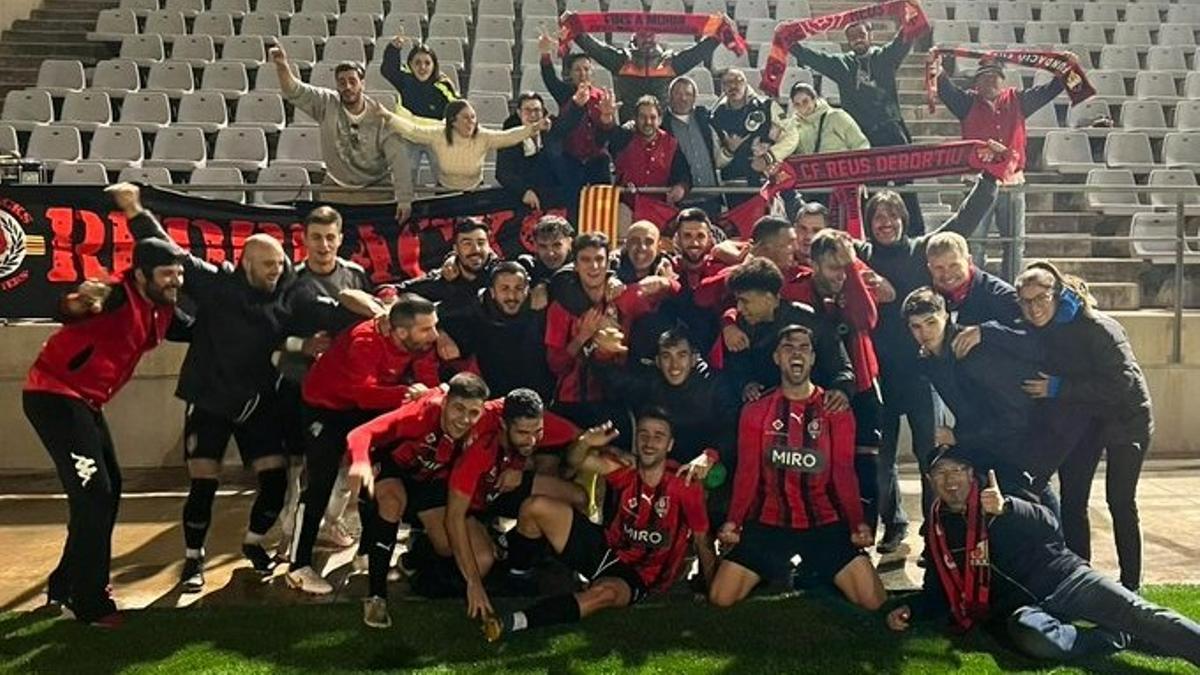 Los jugadores del Reus CF Reddis, celebrando con su afición