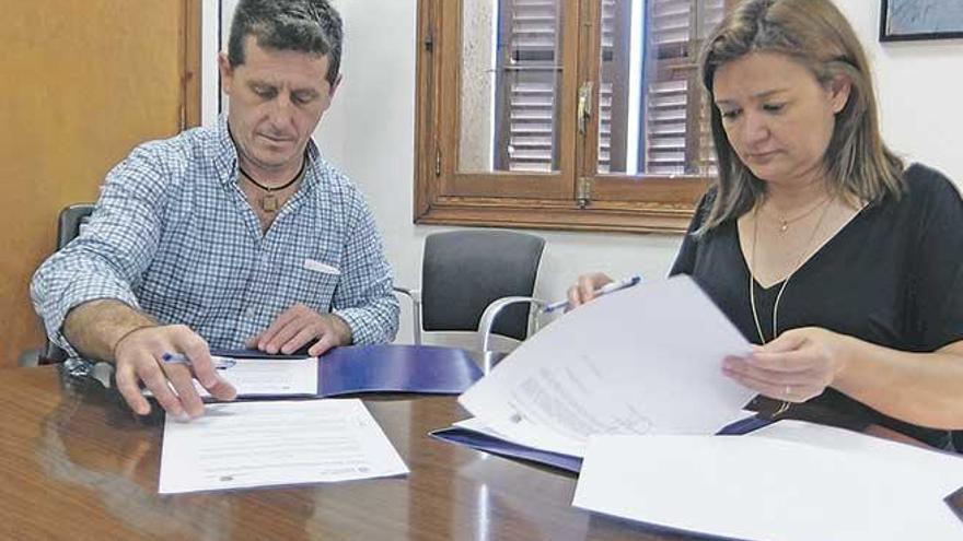 El alcalde de Lloseta, Chema Muñoz, firmando el convenio con la consellera Mercedes Garrido.