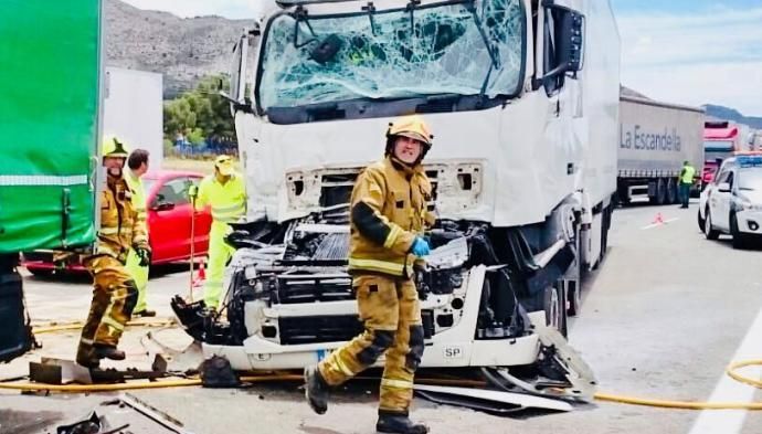 La colisión entre dos camiones corta la autovía a la altura de Villena