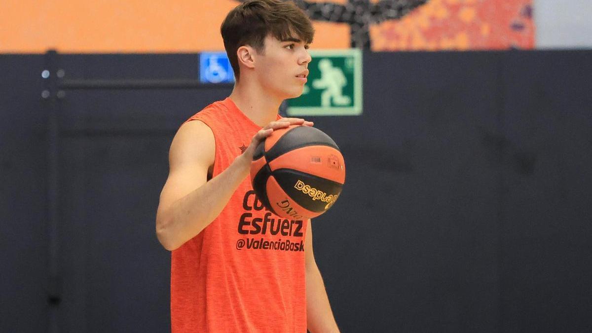 Lucas Marí, en un entrenamiento del Valencia Basket esta pretemporada