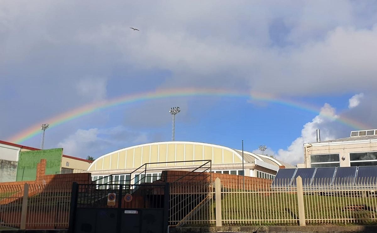 Arco iris sobre el Instituto Municipal del Deporte de Vigo, esta mañana