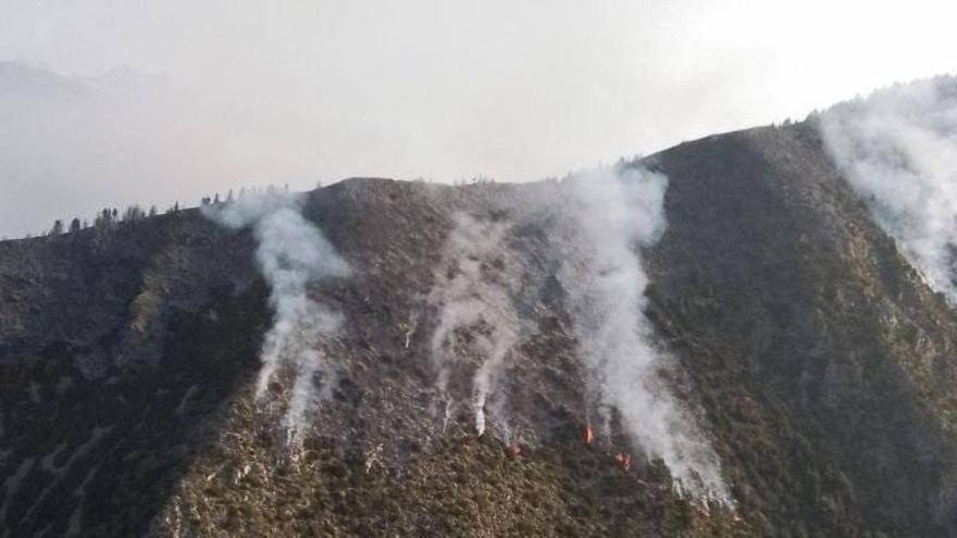 Vista panorámica del incendio en Sierra Calva en el Pirineo