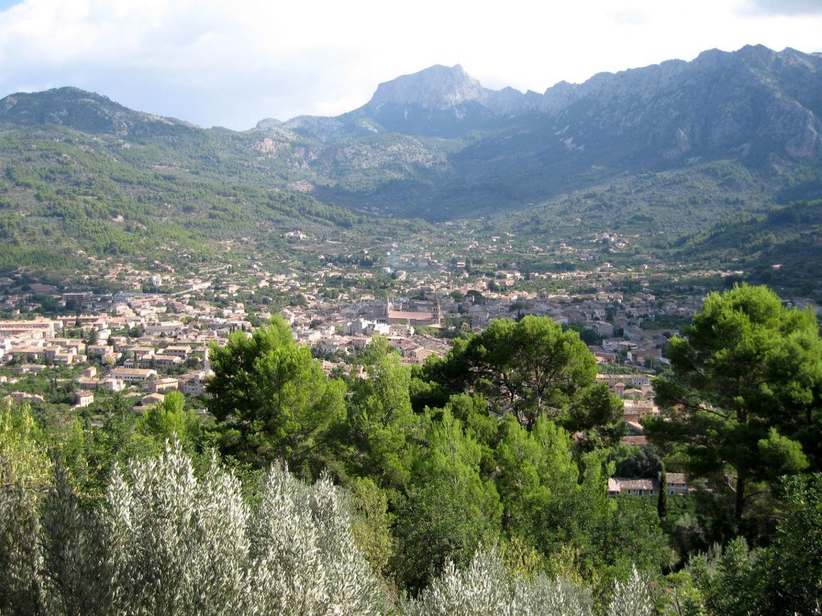 Vista general de la localidad de Sóller, en el corazón de la Serra.