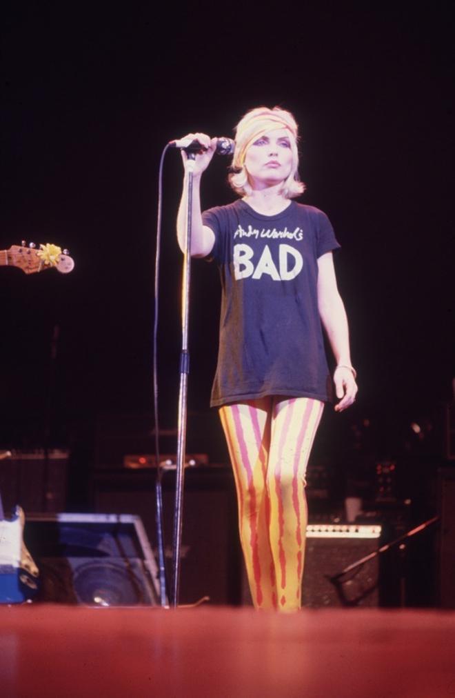 Blondie y camiseta con mensaje