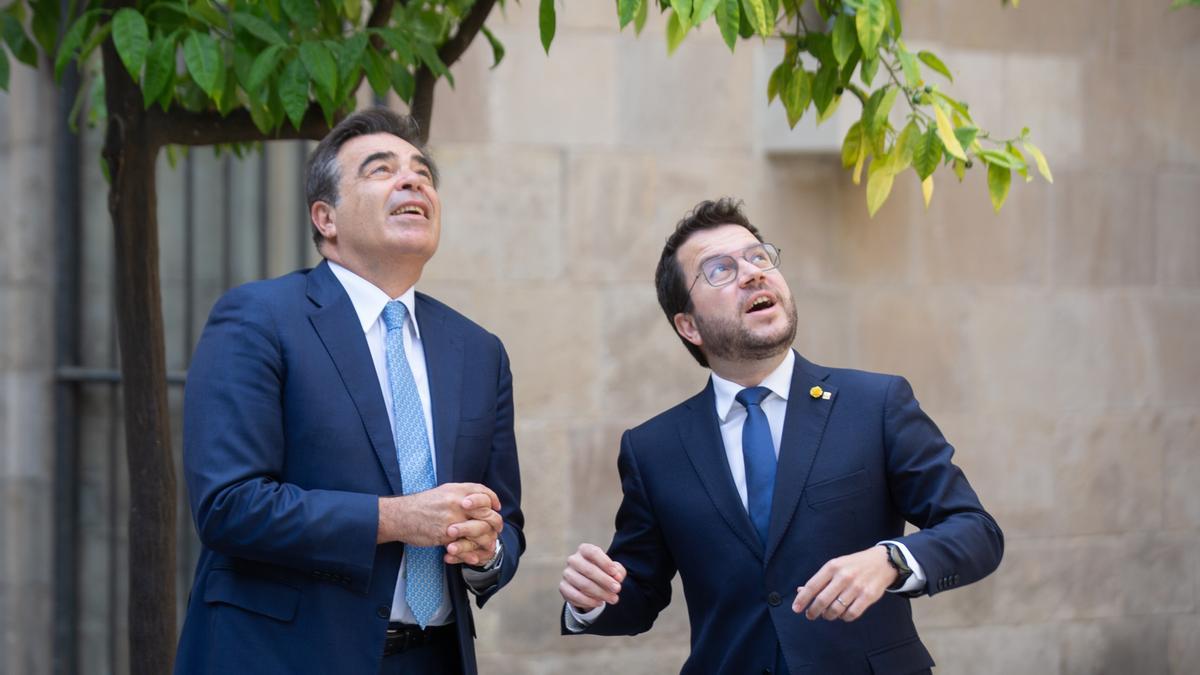 El vicepresidente de la Comisión Europea, Margaritis Schinas, y el 'president', Pere Aragonès, durante una visita en el Palau de la Generalitat.