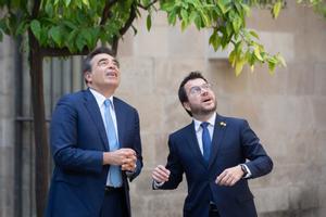 El vicepresidente de la Comisión Europea, Margaritis Schinas, y el ’president’, Pere Aragonès, durante una visita en el Palau de la Generalitat. 