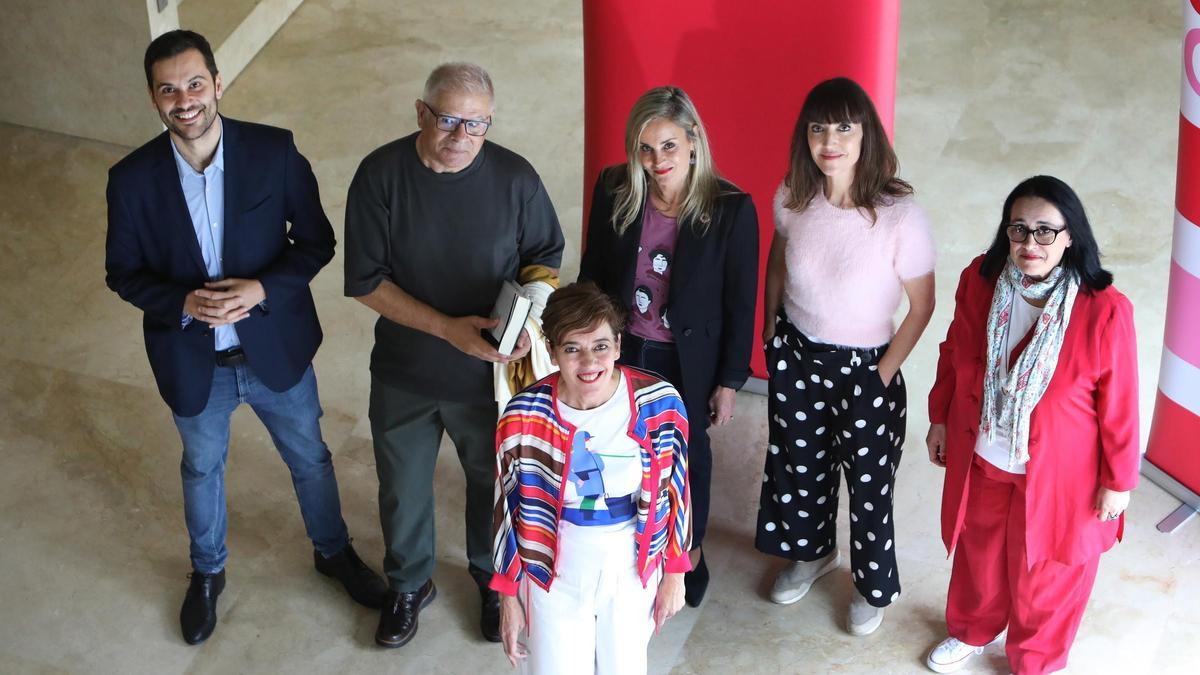 Marta Lois, en el centro, junto a (de izquierda a derecha) Paulo Carlos López, Manolo Lago, Verónica Barbero y otras caras visibles de Sumar en Galicia