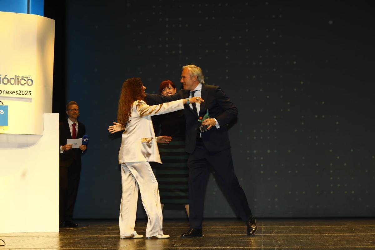 María López Insausti, gerente Teatro de las Esquinas, recibe el galardón en manos de Jorge Azcón