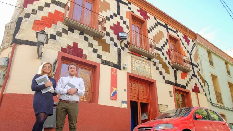 La alcaldesa Irene Navarro y el edill David Morcillo en el antiguo Museo Dámaso Navarro con el proyecto que se envío a Bruselas