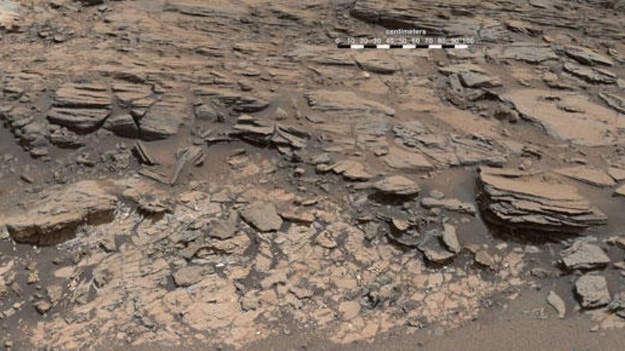 El &#039;Curiosity&#039; muestra fragmentos de roca en Marte.