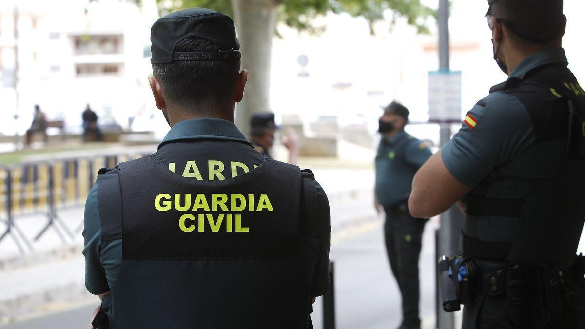 Imagen de archivo de guardias civiles