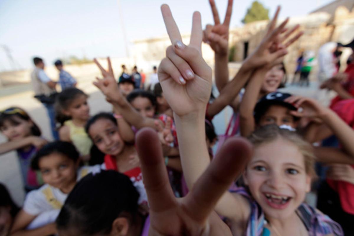 Escolars mostren amb els dits la ’v’ de victòria al pati d’una escola berber a Jadu, Líbia. Les tensions que perduren en aquest país indiquen que l’extensió de la ’Primavera àrab’ serà un procés complicat.