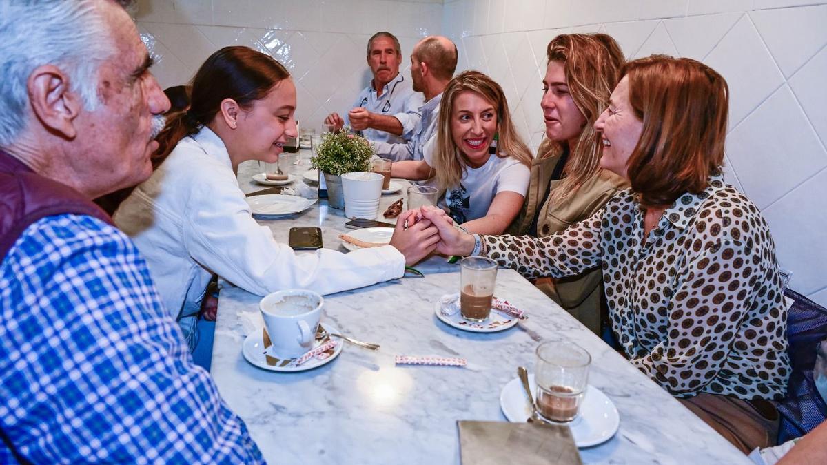 María Guardiola: disfrutó de un desayuno en familia en la churrería de su tía.