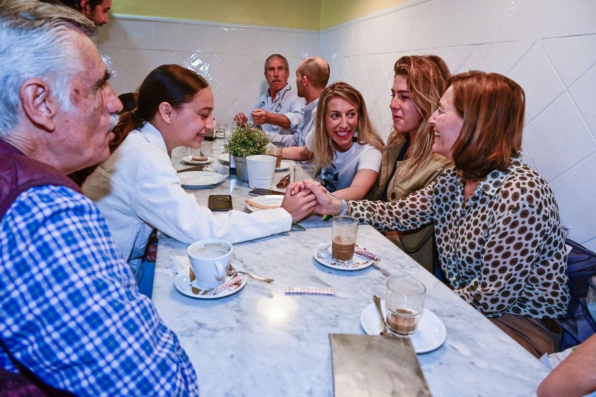 María Guardiola: disfrutó de un desayuno en familia en la churrería de su tía.