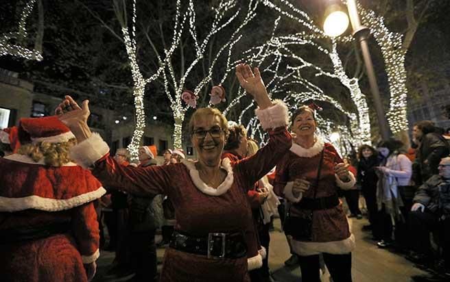 Hunderte Weihnachtsmänner tanzen in Palma