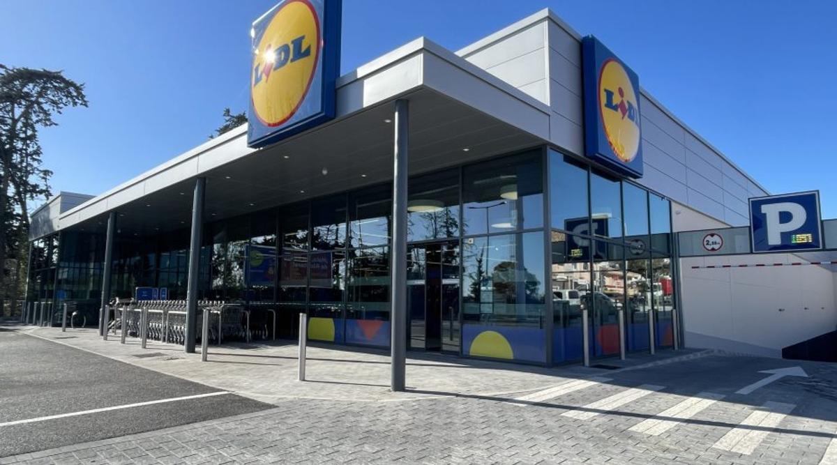 Acceso principal del establecimiento de Lidl en San Pedro Alcántara