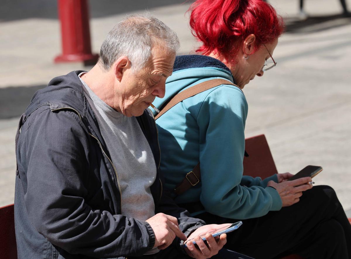 Gente fumando, en el Calvario