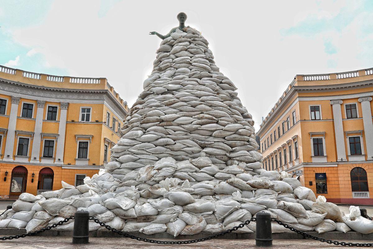 El monumento a Richelieu protegido con sacos de arena.