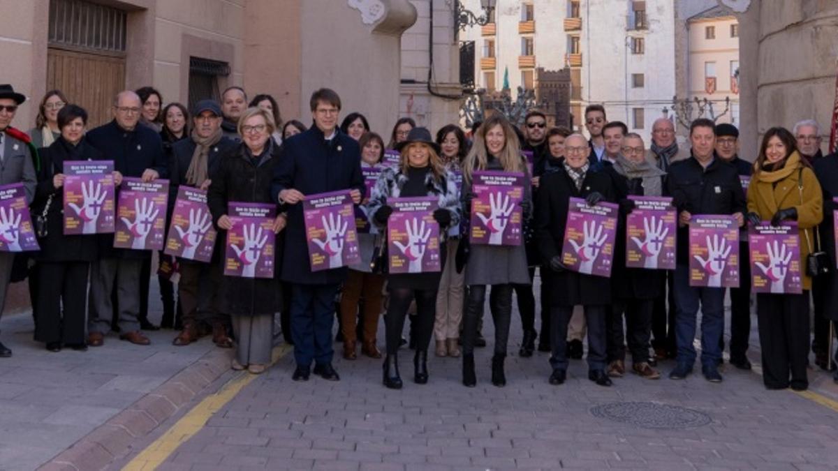 Presentación de la campaña con miembros de la Junta de Fiestas y de la corporación municipal.