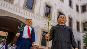 Donald Trump y Xi Jinping bailan por la paz en Barcelona