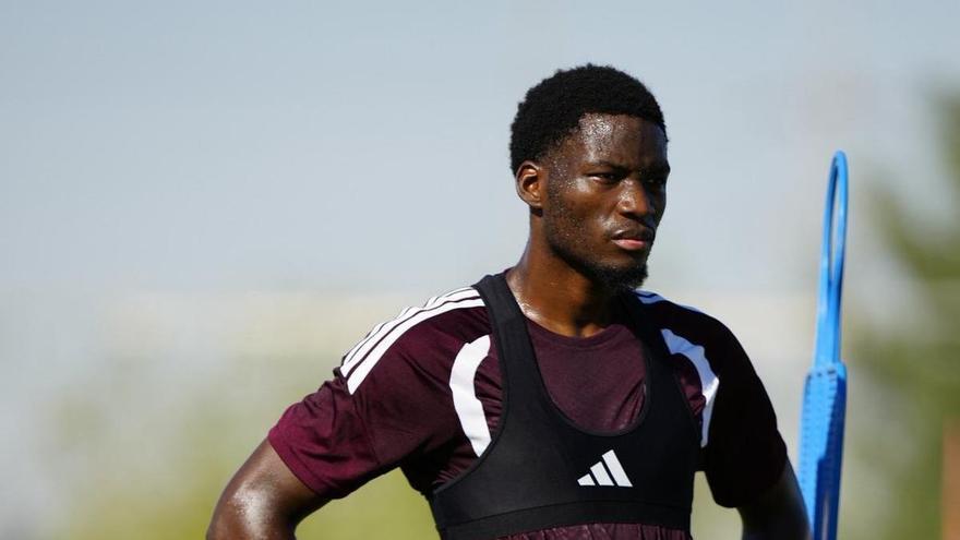 Lucien Agoumé explica por qué rechazó ofertas en verano para seguir en el Sevilla: "Era mucho dinero, pero cada uno elige las cosas por las que juega al fútbol"