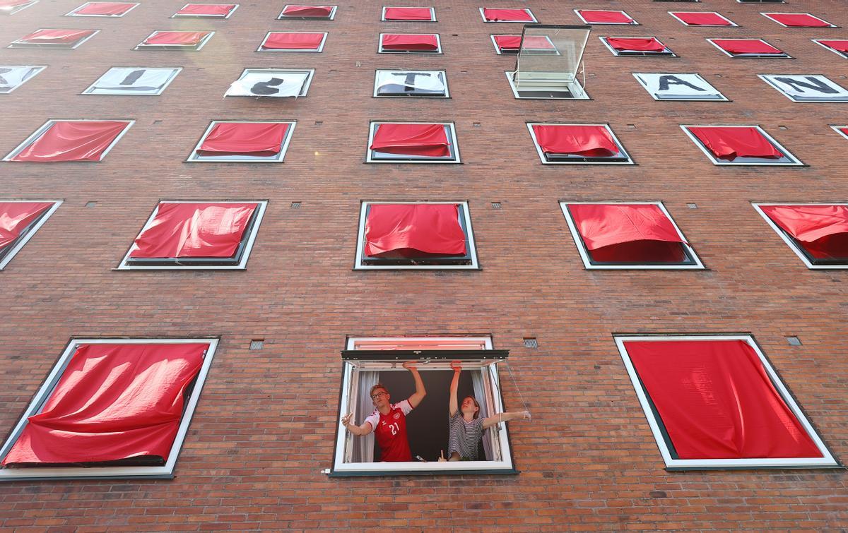 Estudiantes exhiben la bandera danesa y un mensaje de apoyo a Christian Eriksen en su edificio (Copenhague, Dinamarca) Estudiantes exhiben la bandera danesa y un mensaje de apoyo a Christian Eriksen en su edificio (Copenhague, Dinamarca)