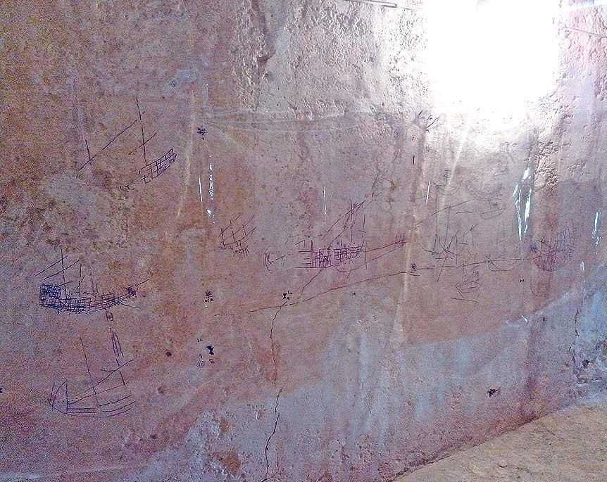 Veinte grafitis náuticos afloran en el gran castillo