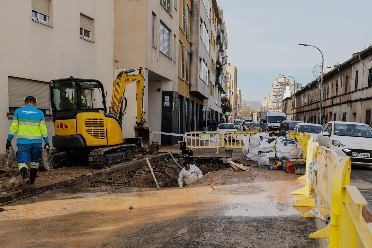 Cortan el tráfico desde la rotonda de Can Blau a la calle Manacor por la avería de una tubería