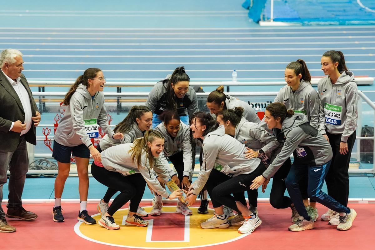 El diputado Pedro Cuesta entregó la copa a las campeonas