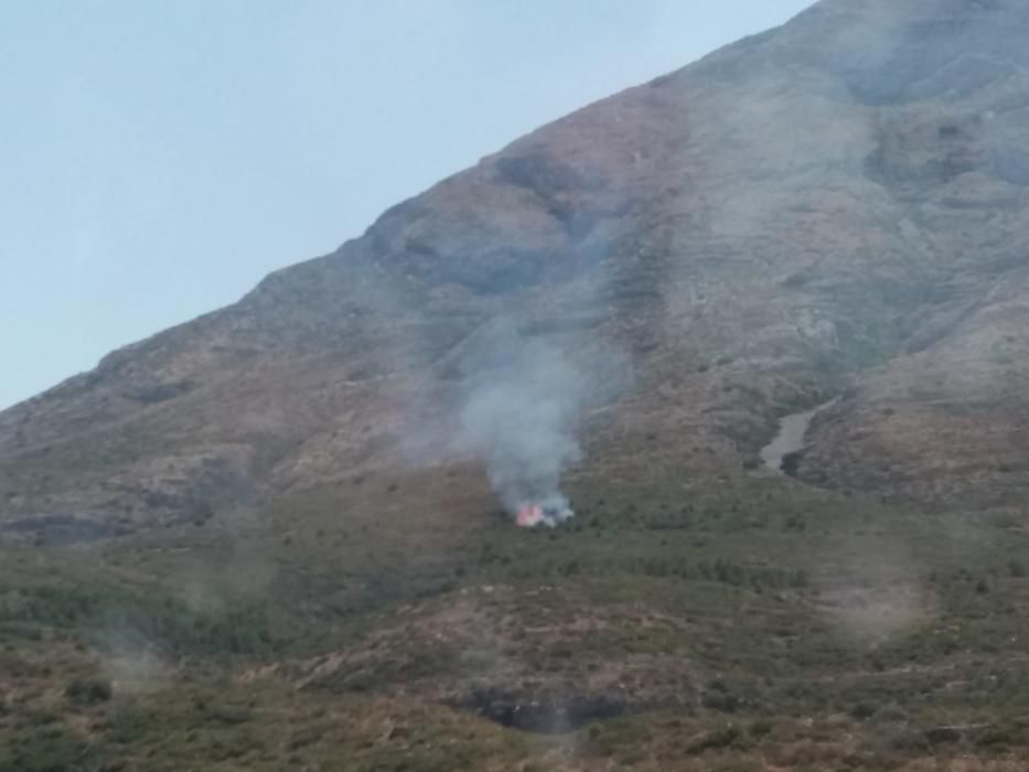 Sofocan un fuego en El Montgó en un área de gran valor natural