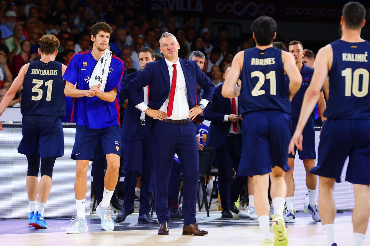 Abrines se dirige al banquillo, en un tiempo muerto, con Jasikevicius sonriente