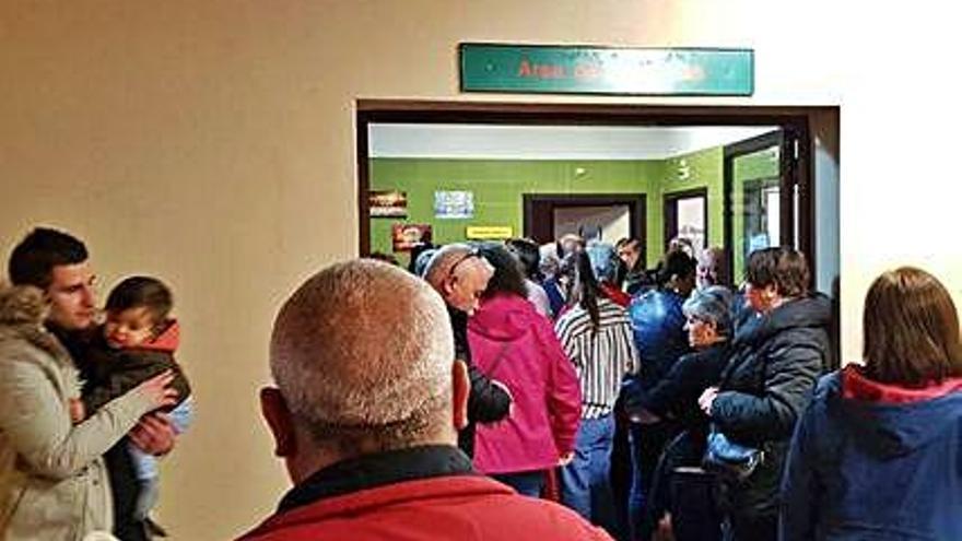 Pacientes esperando a realizarse análisis en el Centro de Salud Benavente Sur.