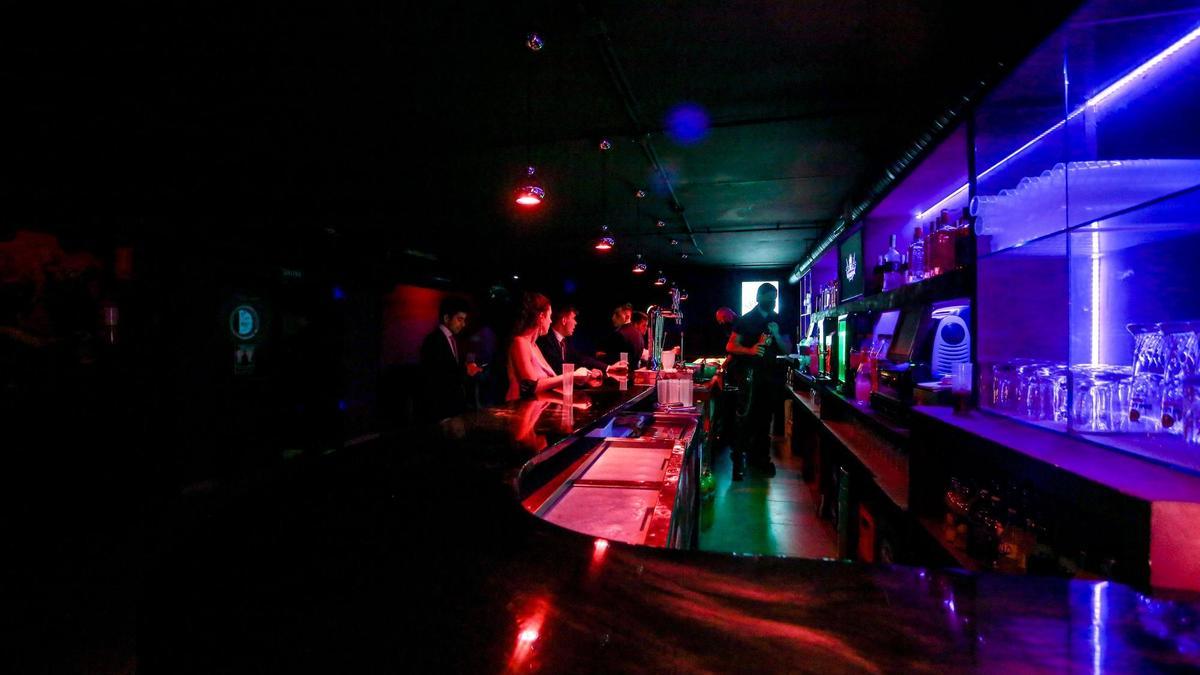 Varias personas en la barra de una discoteca en una imagen de archivo.