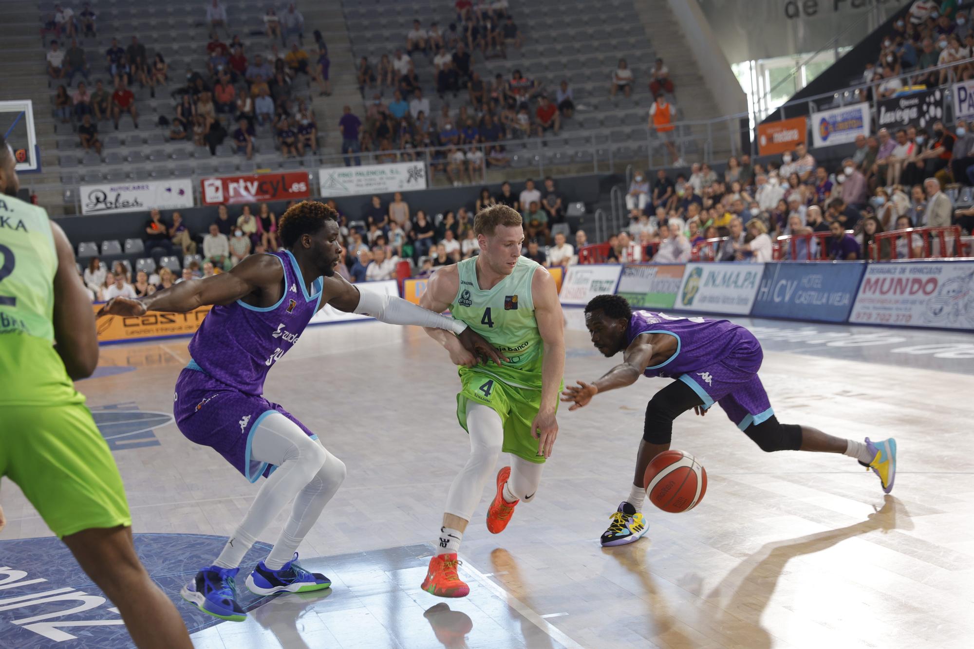 El Unicaja Banco Oviedo vuelve a perder en Palencia en el play-off de ascenso a la ACB