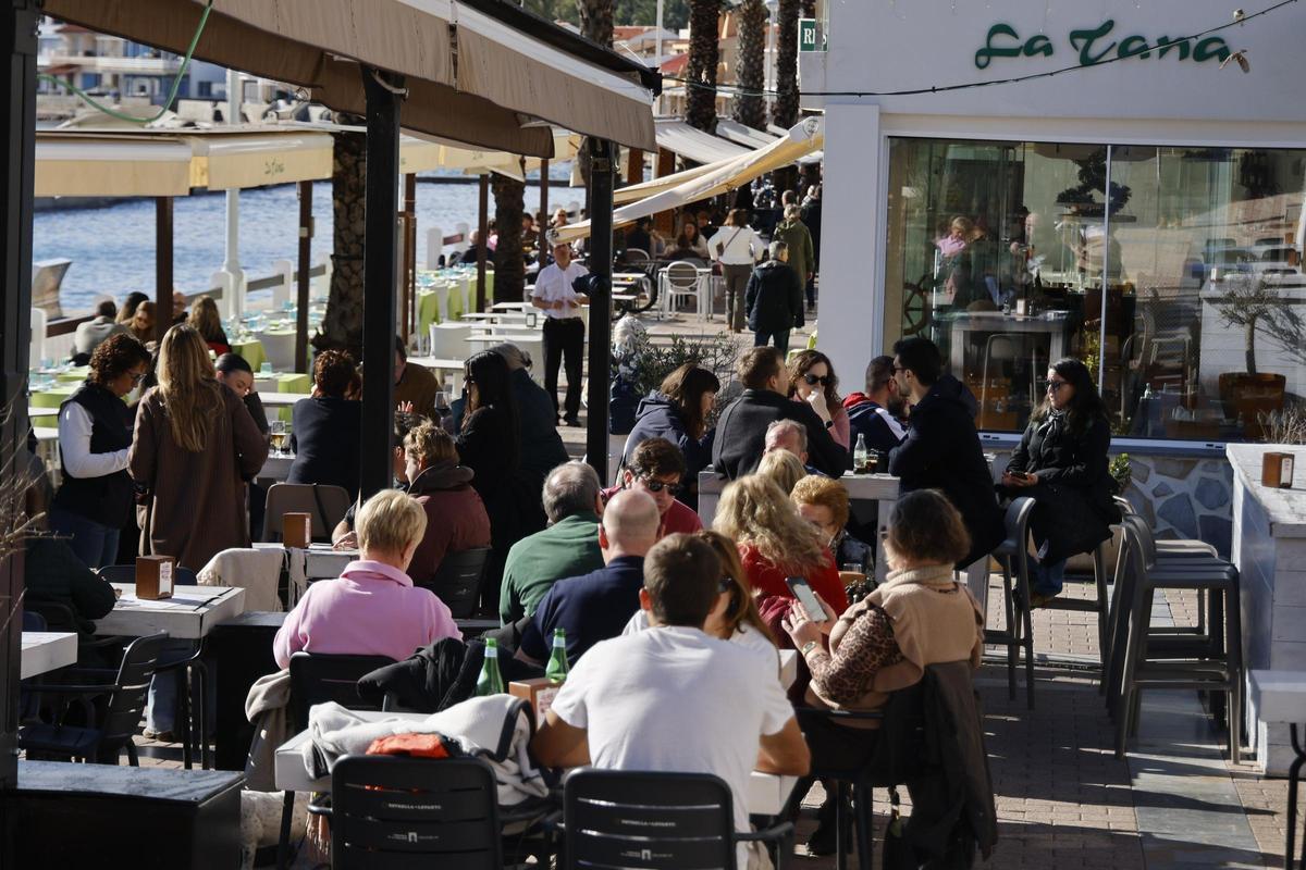 Terrazas de restaurantes con clientes a la espera de ser atendidos por camareros en Cabo de Palos.