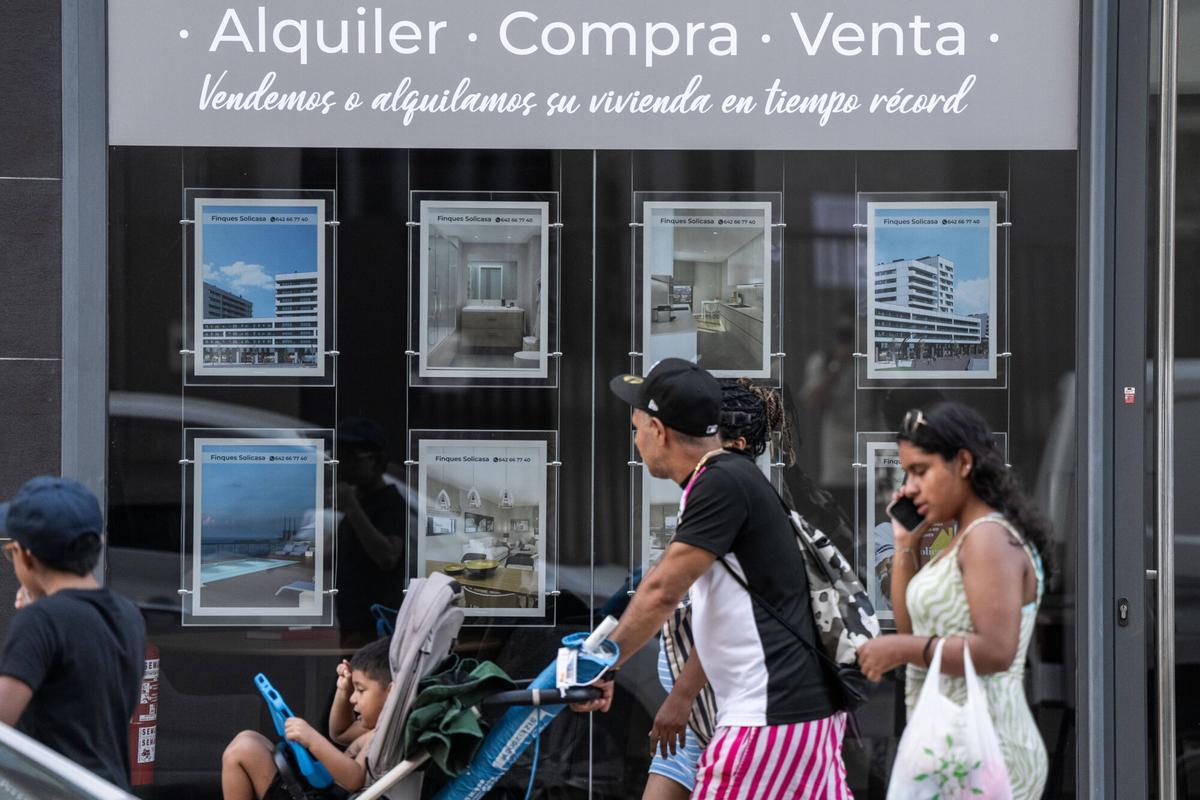 Imagen de archivo del escaparate de una inmobiliaria