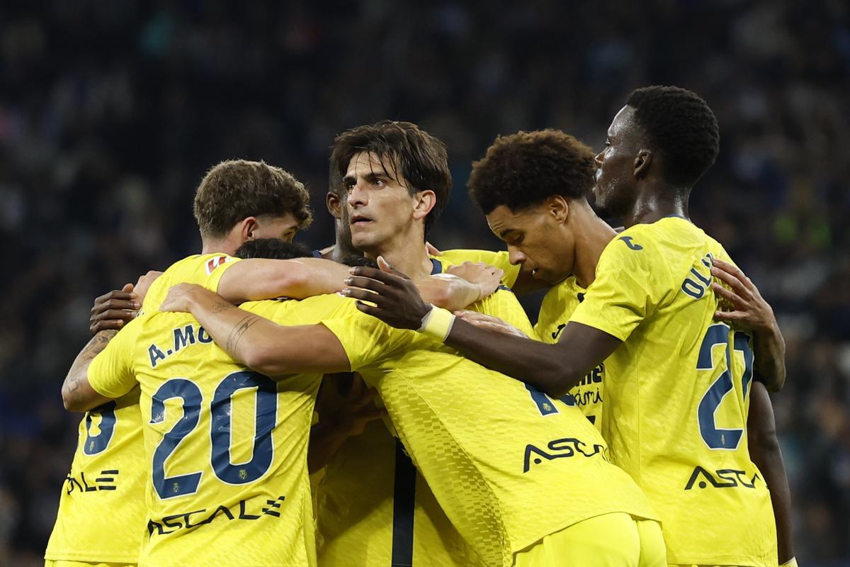 Los jugadores del Villarreal celebran el tanto en el RCDE Stadium