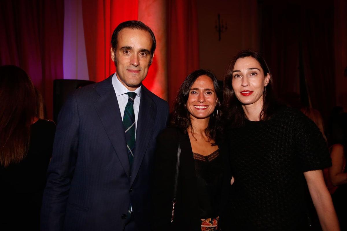 Miguel Gallastegui, de Elisabeth Arden, Almudena Mendez, de Havas y María Borrás de Guerlain en los Premios Woman