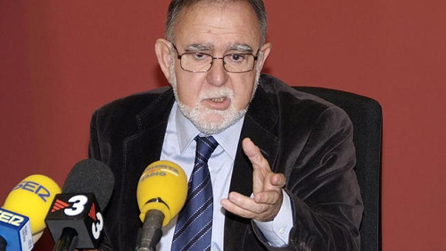 L&#039;alcalde, Jordi Cabezas, exposant les mesures contra la venda il·legal.