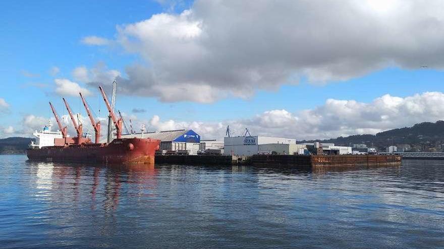 Uno de los graneleros operando en el Puerto de Marín estos días. // S. A.