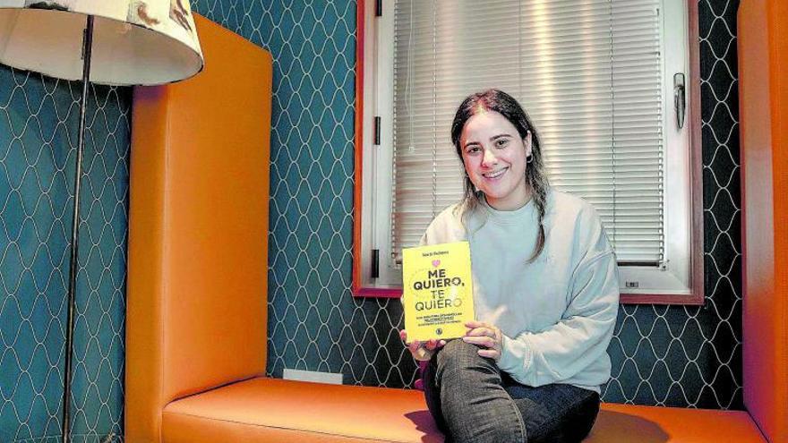 María Esclapez, psicóloga y divulgadora: «Las jóvenes siguen creyendo en el mito del príncipe azul»