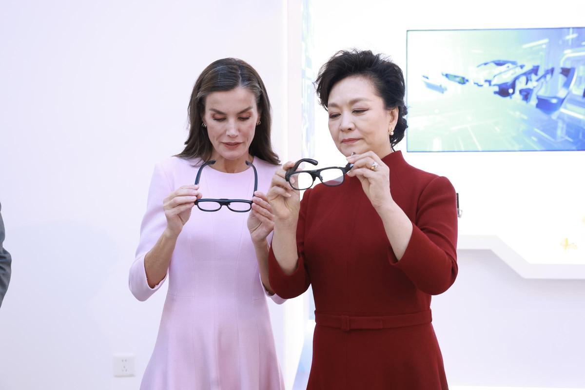 Letizia y la primera dama china prueban las gafas que traducen el sonido en texto.