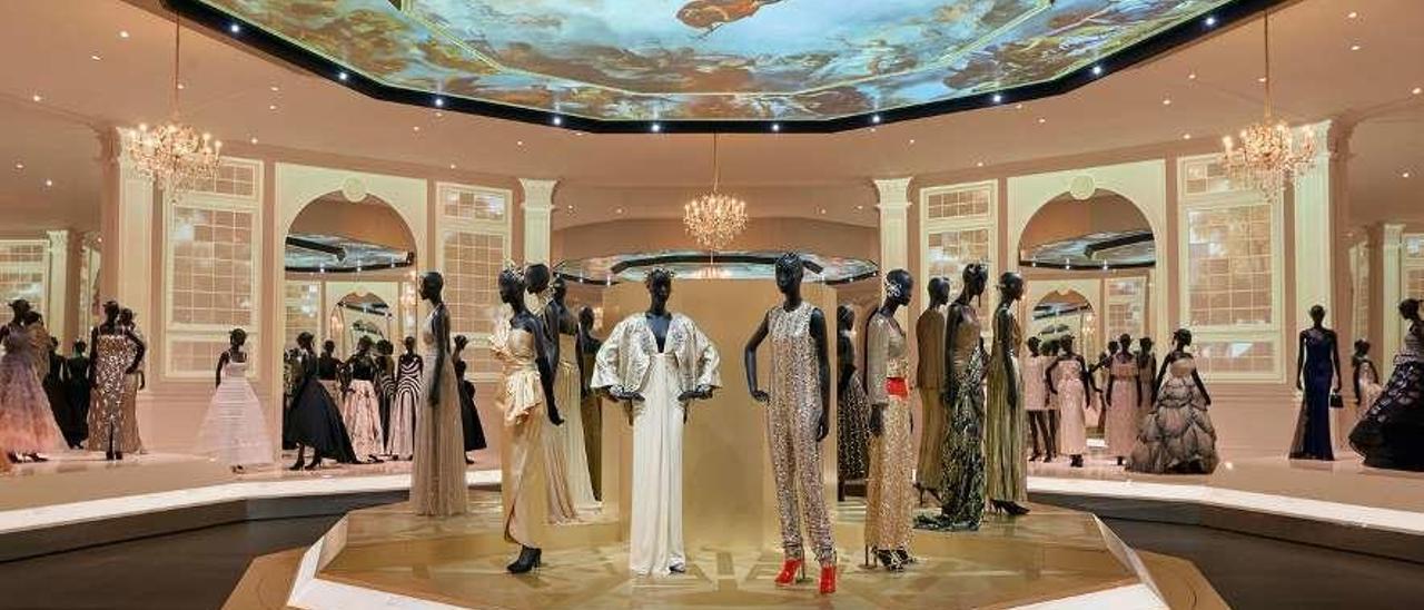 Vestidos de la casa Dior expuestos en el Victoria&amp;Albert Museum.