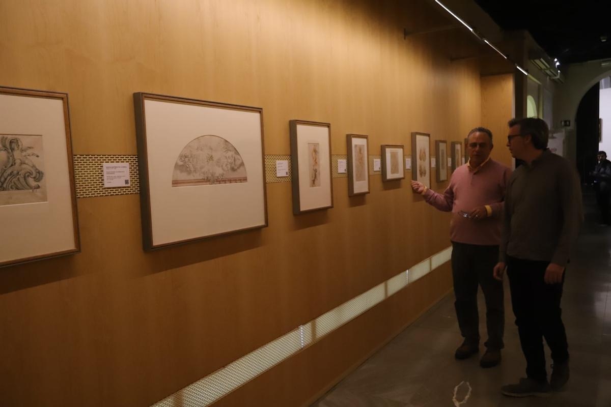 El comisario José María Palencia y el director del Bellas Artes, José María Domenech, visitan la exposición