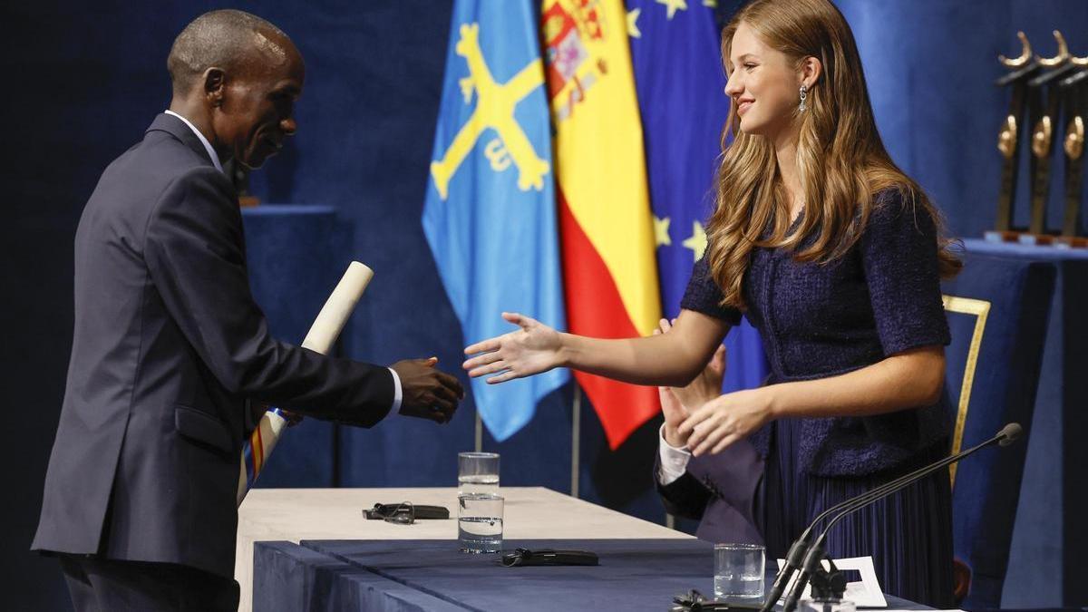 Kipchoge recibe el Premio Princesa de Asturias de manos de la Princesa Leonor